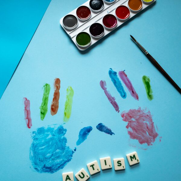 Enfant accompagné par un professionnel dans une activité éducative adaptée à l’autisme en Vendée